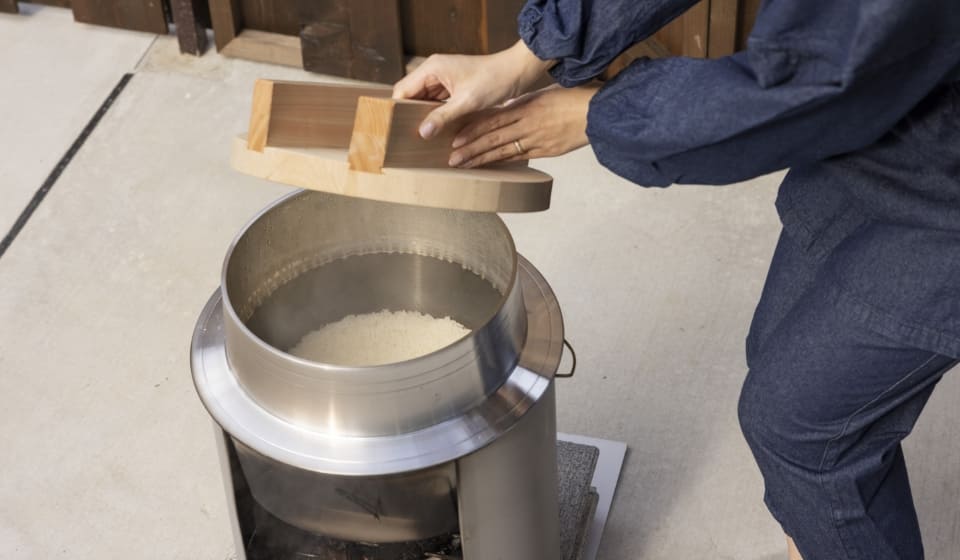 釜でご飯を炊く