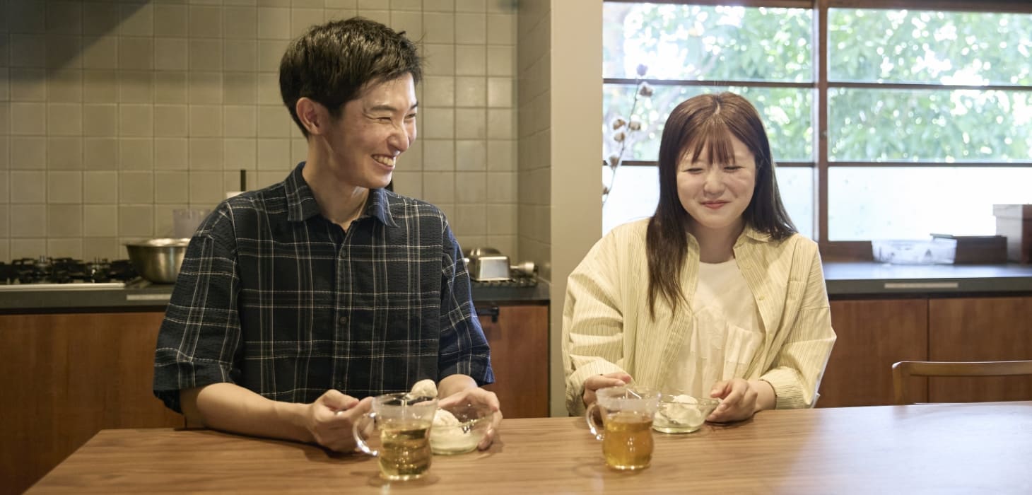 [写真] キッチンで棚田米アイスづくりを楽しむ様子