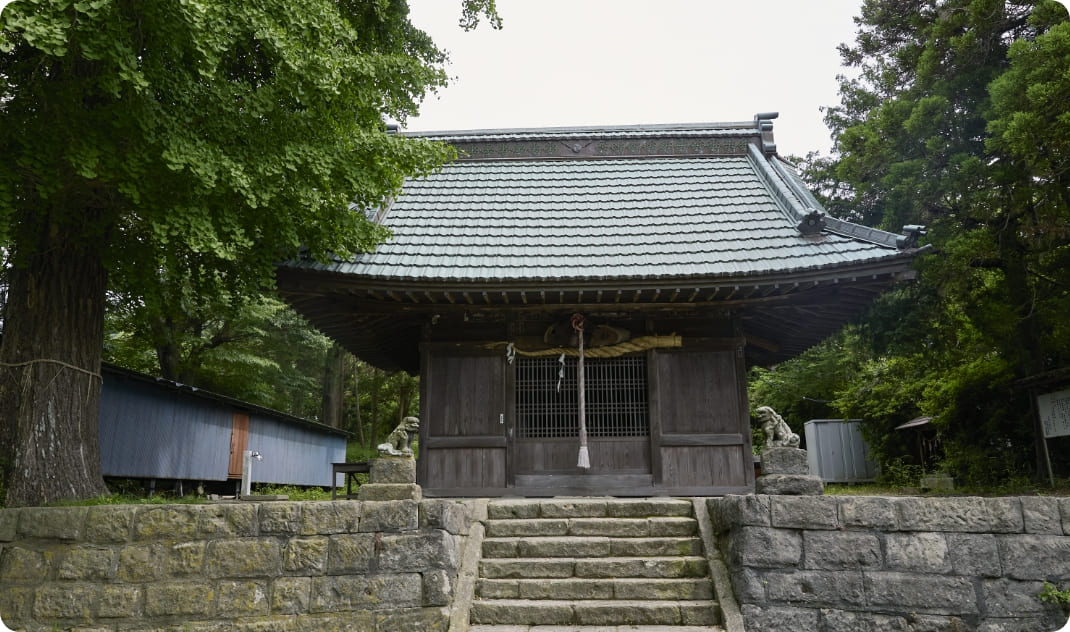 [写真] 石垣の上に建つ古民家の外観