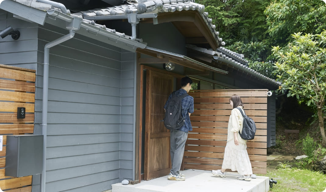 [写真] 古民家宿の玄関に入る様子