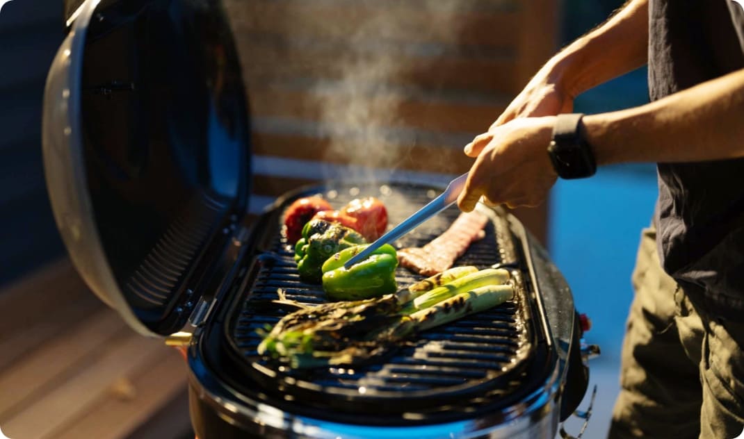 [写真] グリルで野菜を焼く様子