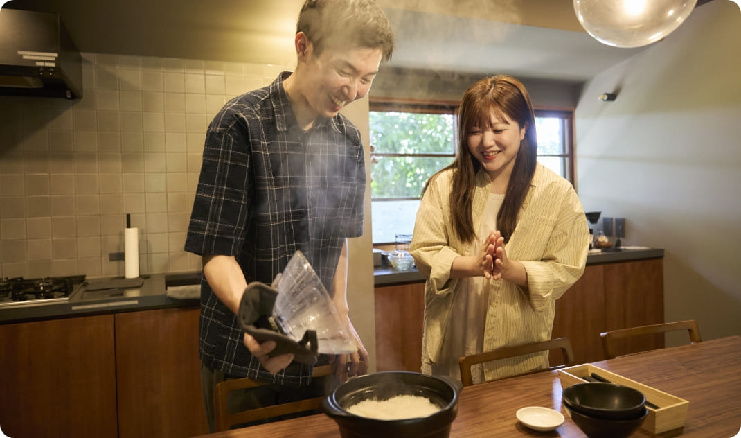 [写真] キッチンで土鍋ご飯をよそう様子