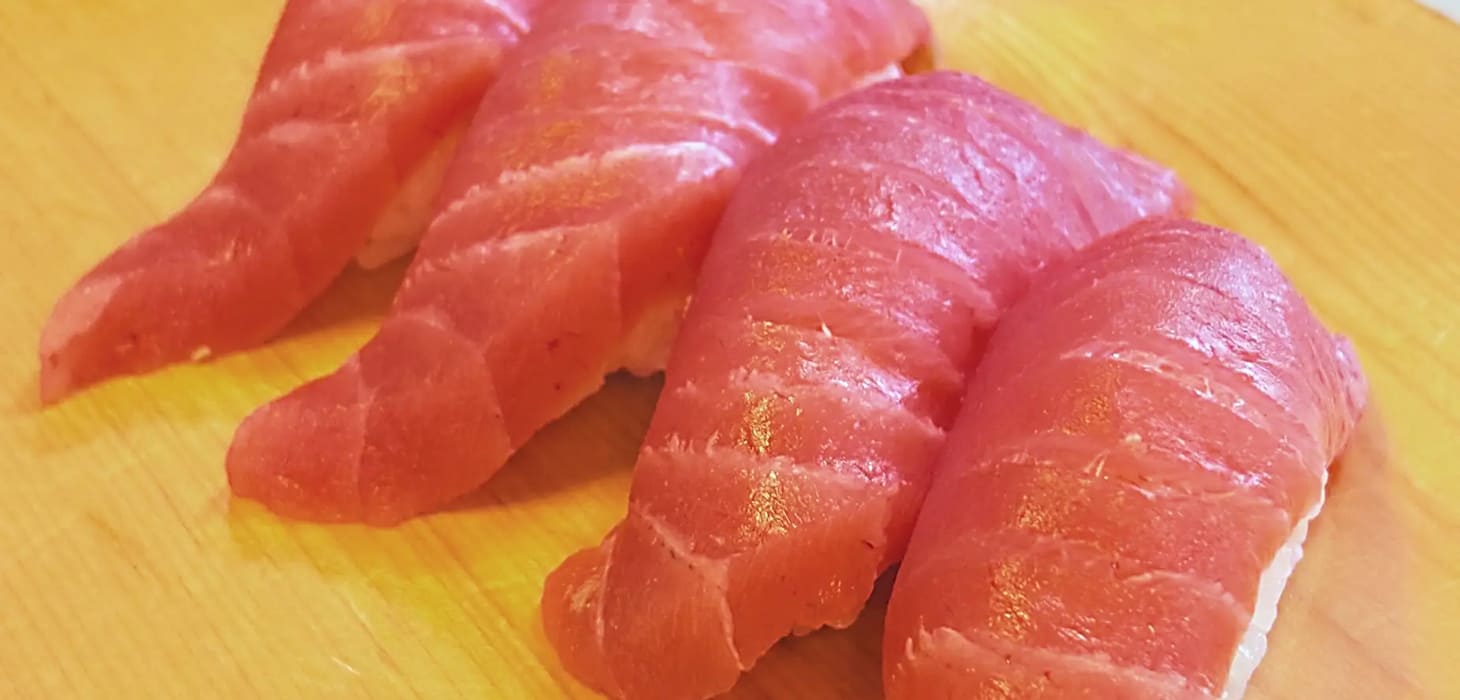 [写真] 脂の乗ったネタが美しく握られた、マグロの握り寿司