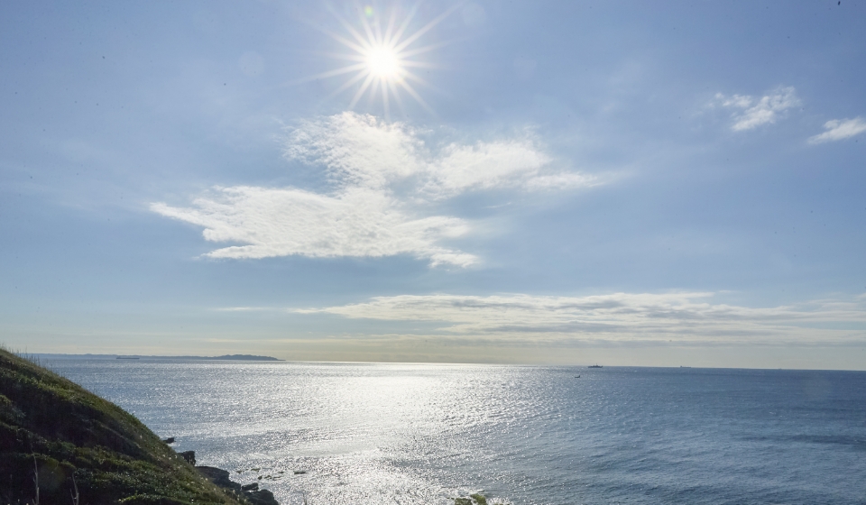 [写真] 太陽がキラキラと反射する穏やかな海面の景色