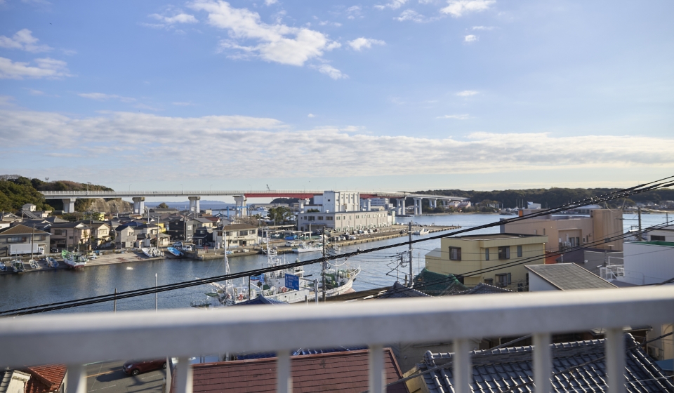 [写真] 城ヶ島大橋を望む三崎港周辺の街並みと海の景色
