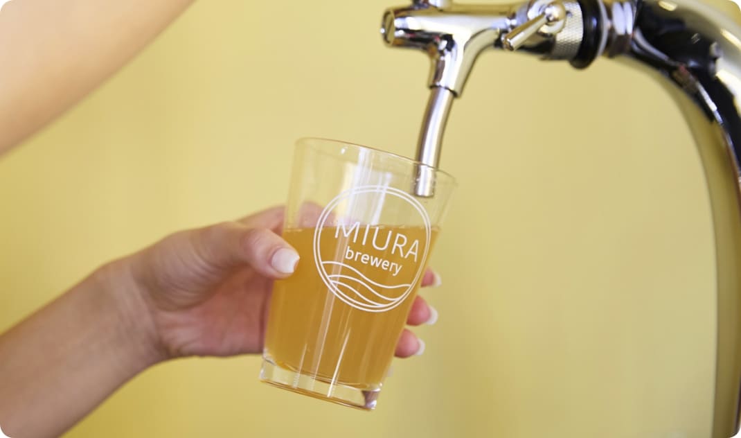 [写真] ビールサーバーから専用グラスへ、黄金色のビールが注がれる様子