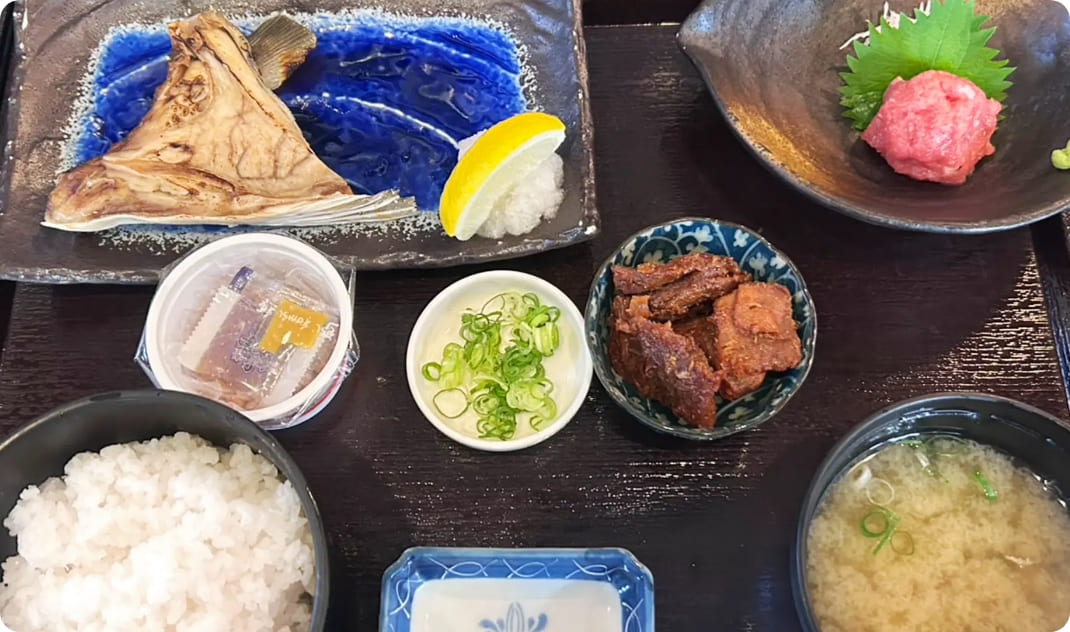 [写真] 焼き魚、ネギトロ、小鉢などが並ぶ、三浦の海の幸を堪能できる和定食