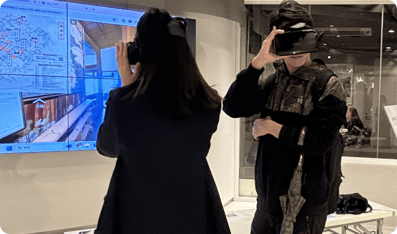 [写真] VRゴーグルを使ってバーチャル体験をする来場者たち