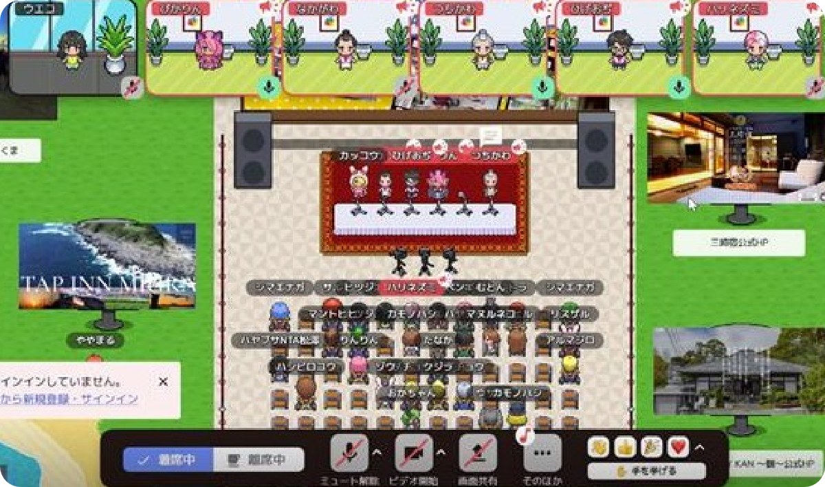 [写真] バーチャルイベント会場（ファミコン風のドット絵）で、大きなスクリーンに映るイベント情報とアバターが集まっている様子