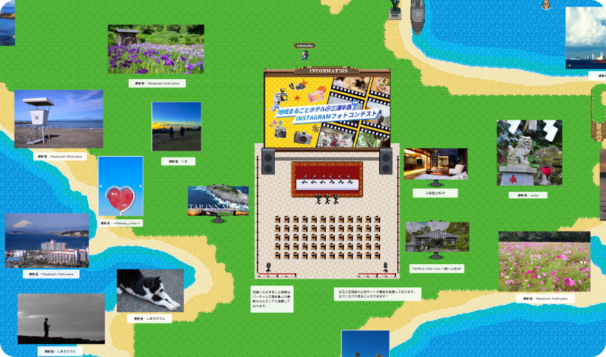 [写真] バーチャルイベント会場（ファミコン風のドット絵）で、大きなスクリーンに映るイベント情報とアバターが集まっている様子