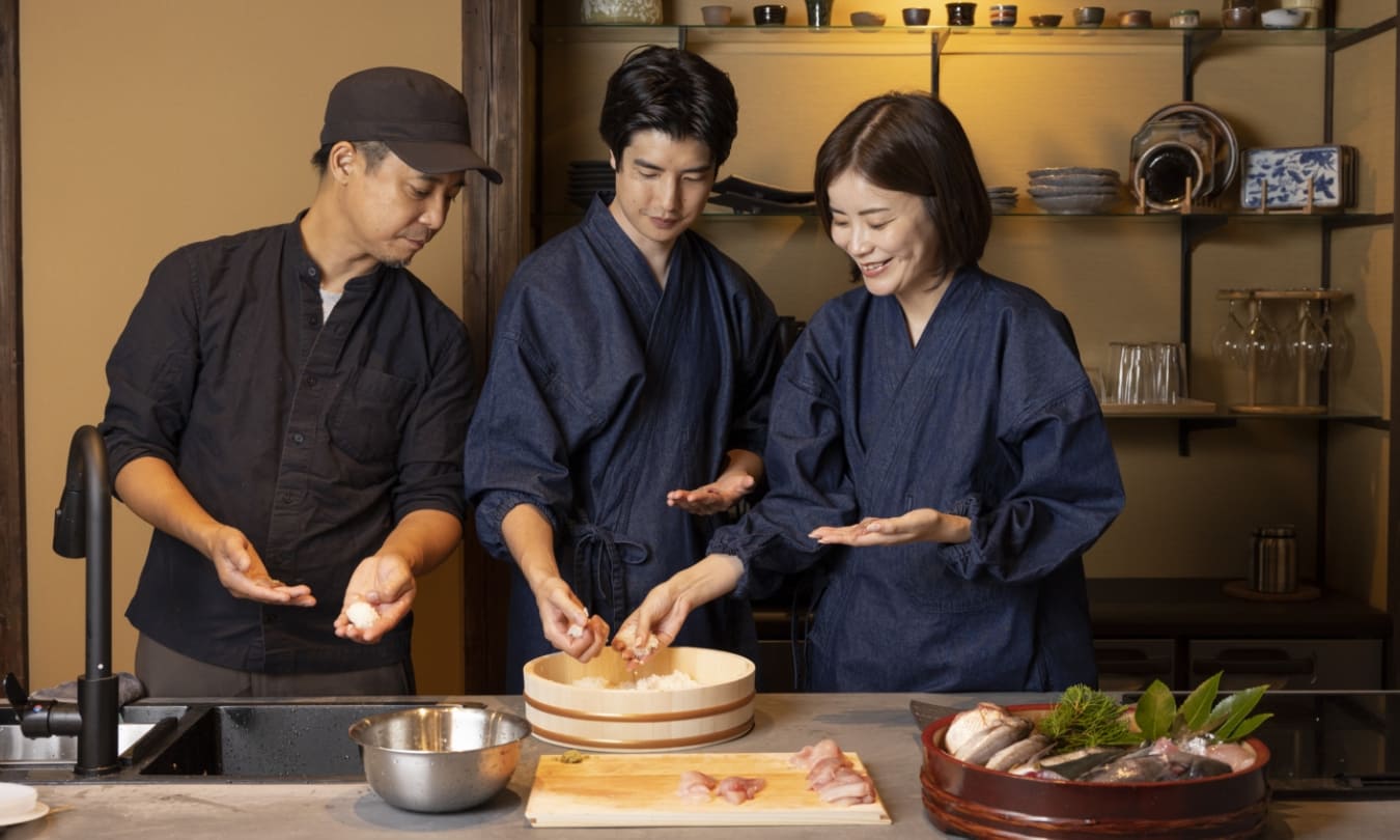 [写真] 料理を体験する男女