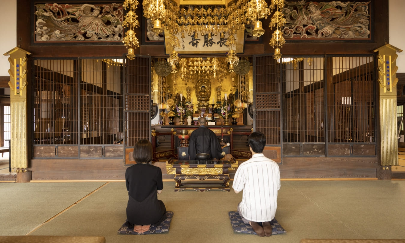 [写真] お参りする男女