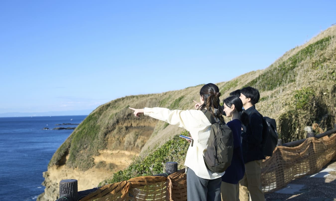 [写真] 岬を観光する3人