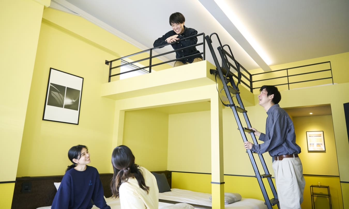 [写真] 寝室で語らう男女