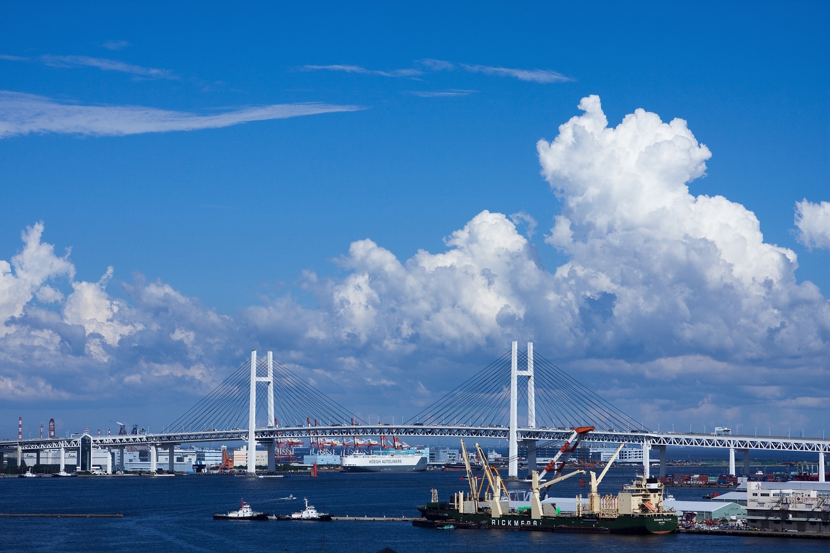 横浜港・横浜ベイブリッジ「横浜港ーベイブリッジと入道雲」